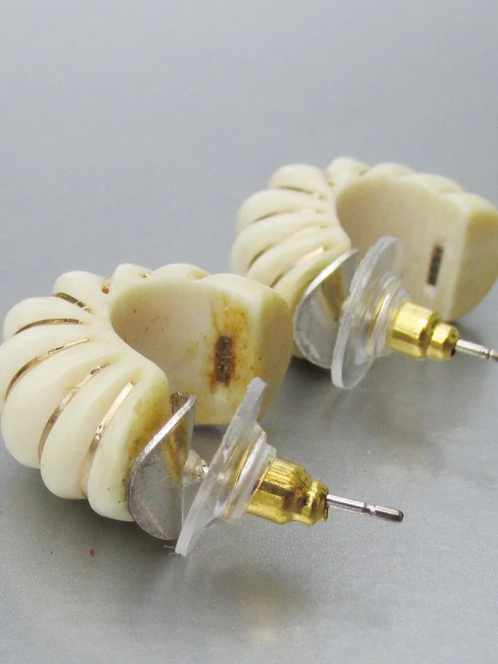 Vintage 585 14K Gold Italy Oval Carved Shrimp Post Stud Earrings